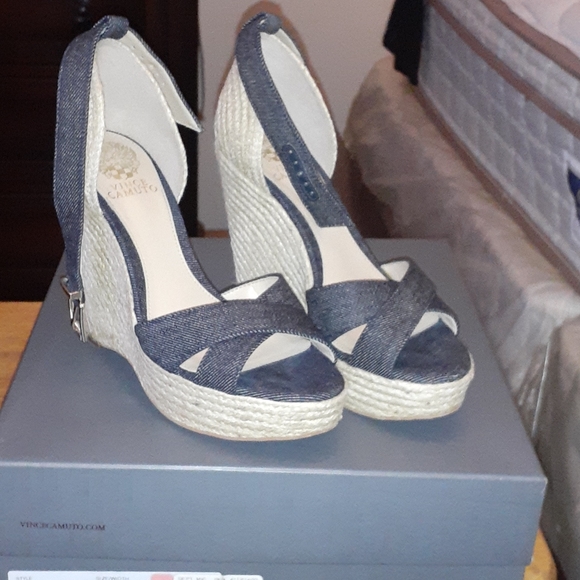 Vince Camuto - Picture 4 of 4